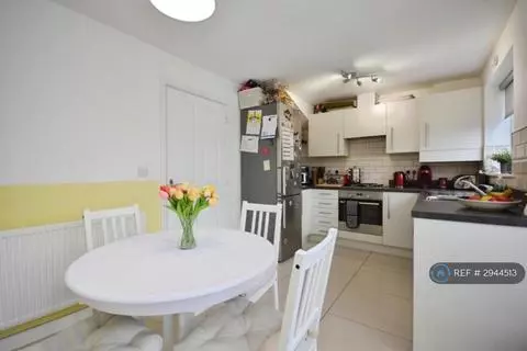 3 bedroom semi-detached house to rent – pohled 4