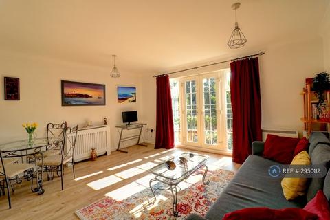 2 bedroom flat to rent, Queensberry Place, London, E12