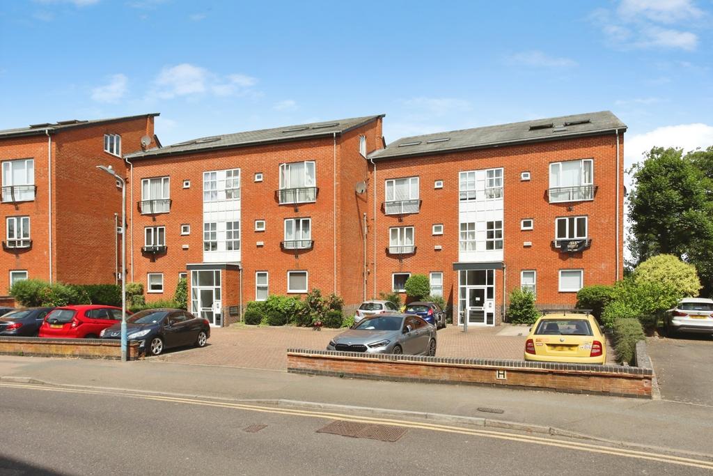 3 bedroom flat for sale