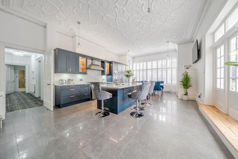2 bedroom flat to rent, Tanbridge Park Horsham RH12