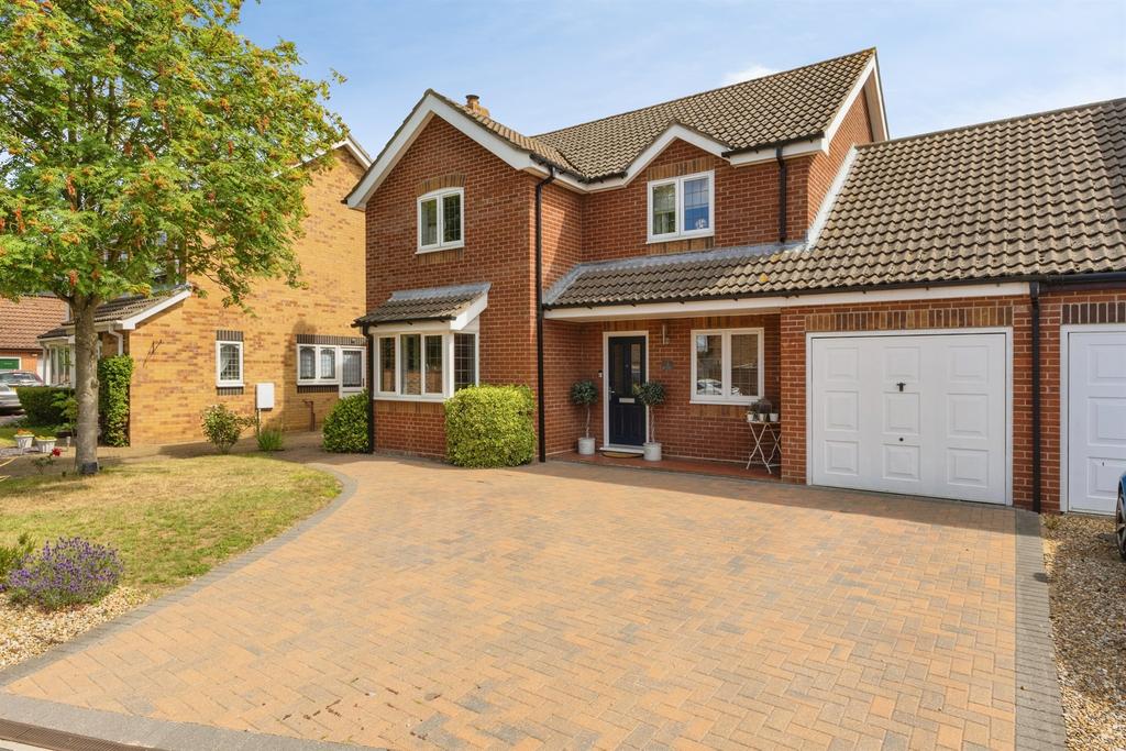 4 bedroom link detached house for sale
