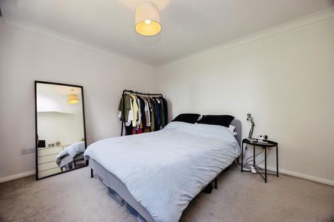 1 bedroom flat for sale, Rossiter Lodge, Rosetrees, Guildford, Surrey, GU1