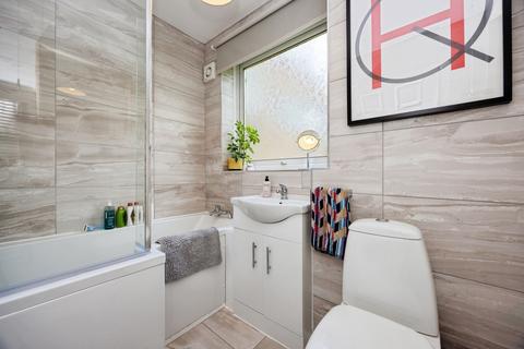 1 bedroom flat for sale, Rossiter Lodge, Rosetrees, Guildford, Surrey, GU1
