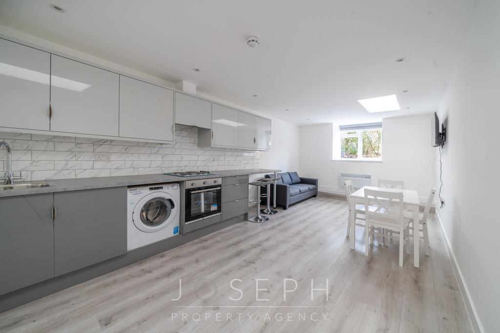 1 bedroom in a house share to rent