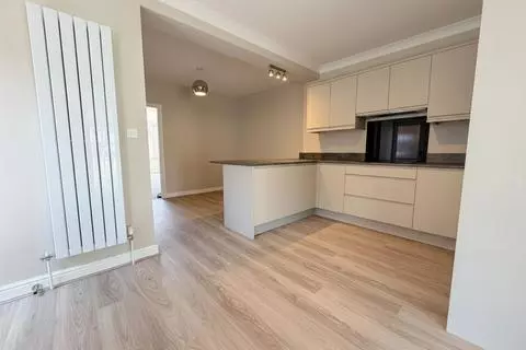 3 bedroom semi-detached house to rent – pohled 4