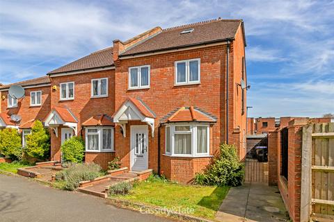 3 bedroom end of terrace house to rent, Coombe Close, Hatfield