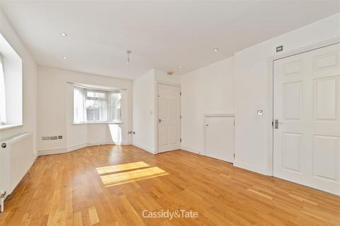 3 bedroom end of terrace house to rent, Coombe Close, Hatfield