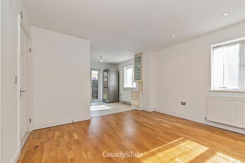 3 bedroom end of terrace house to rent, Coombe Close, Hatfield