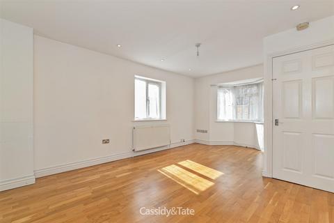 3 bedroom end of terrace house to rent, Coombe Close, Hatfield