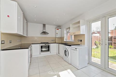 3 bedroom end of terrace house to rent, Coombe Close, Hatfield