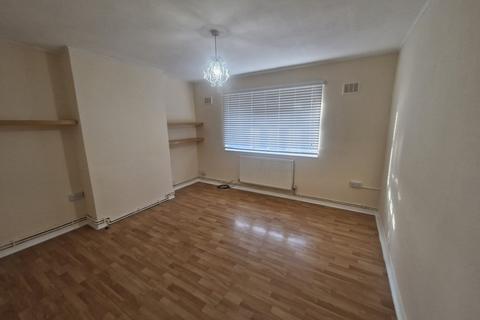 2 bedroom flat to rent, Aldborough Court, Ilford IG2