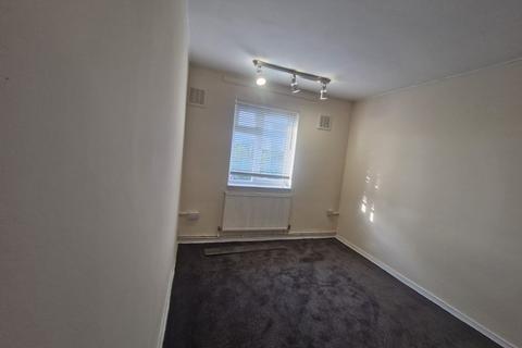 2 bedroom flat to rent, Aldborough Court, Ilford IG2