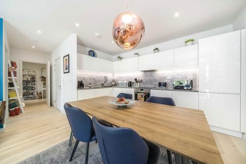 2 bedroom flat for sale, Royal Crest Avenue, London E16
