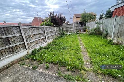 3 bedroom end of terrace house to rent, Halbutt St, Dagenham, RM9