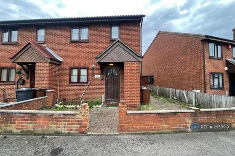 3 bedroom end of terrace house to rent, Halbutt St, Dagenham, RM9
