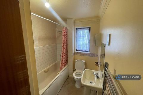 3 bedroom end of terrace house to rent, Halbutt St, Dagenham, RM9