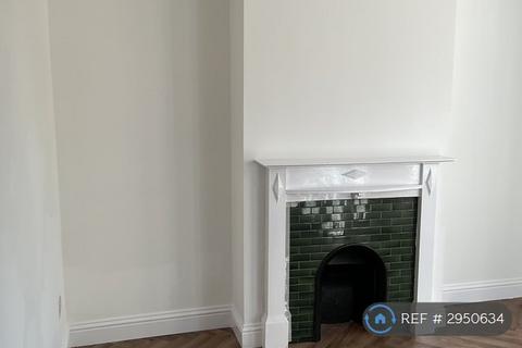 3 bedroom terraced house to rent, The Drive, Northampton, NN1