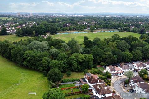 4 bedroom detached house for sale, Parkland Avenue, Romford