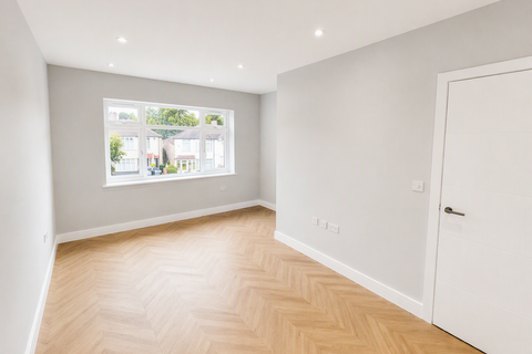 3 bedroom flat to rent, Footscray Road, London, SE9