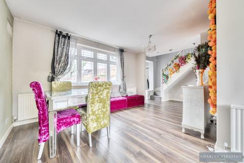 2 bedroom detached house for sale, Wolsey Gardens, Hainault, IG6