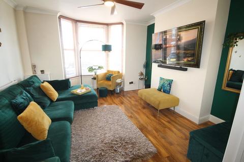 2 bedroom terraced house to rent, Wentworth Road, Rushden, NN10