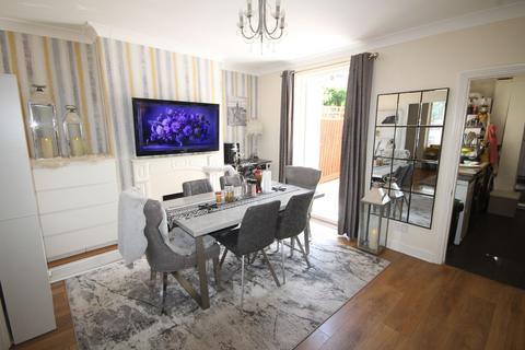 2 bedroom terraced house to rent, Wentworth Road, Rushden, NN10