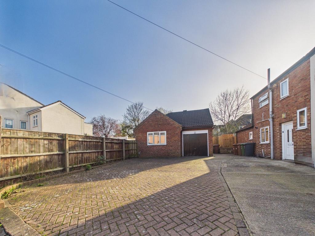 2 bedroom detached bungalow to rent