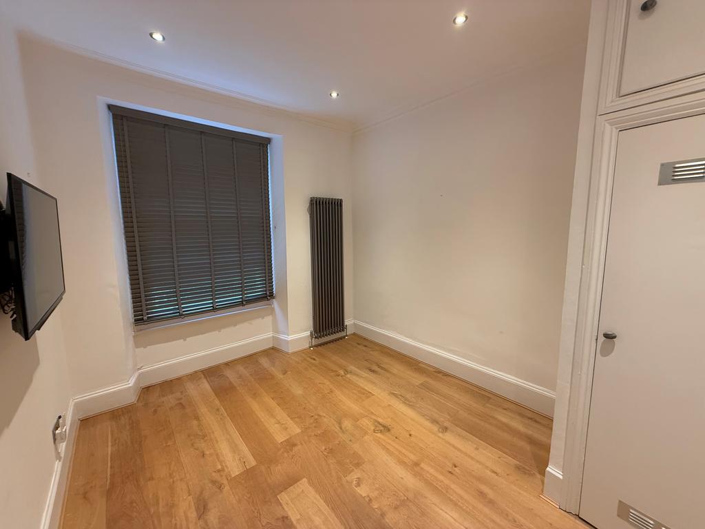 Apartment in Bristol, Cotham - View 3