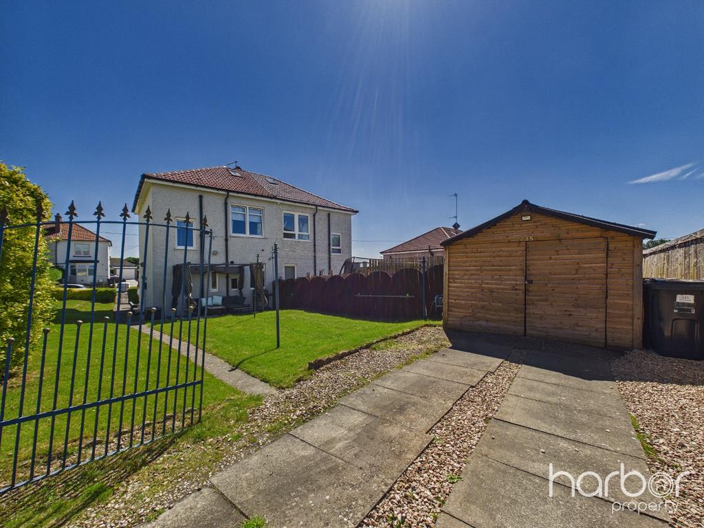 Detached house exterior, driveway