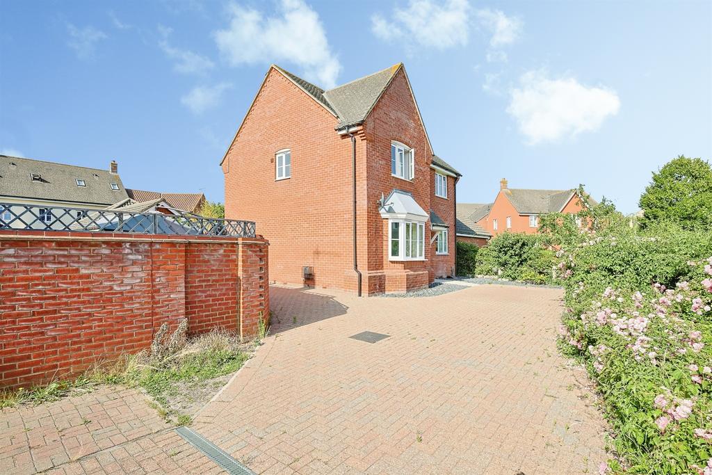 4 bedroom detached house for sale