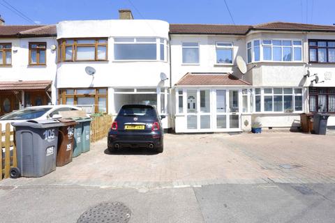 3 bedroom terraced house to rent, Stanley Avenue, Dagenham, RM8