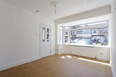 3 bedroom terraced house to rent, Stanley Avenue, Dagenham, RM8