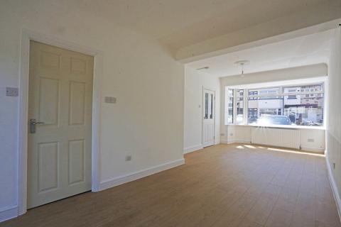 3 bedroom terraced house to rent, Stanley Avenue, Dagenham, RM8