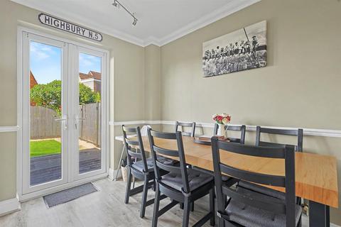 3 bedroom semi-detached house for sale, Thorpedene Avenue, Hockley SS5