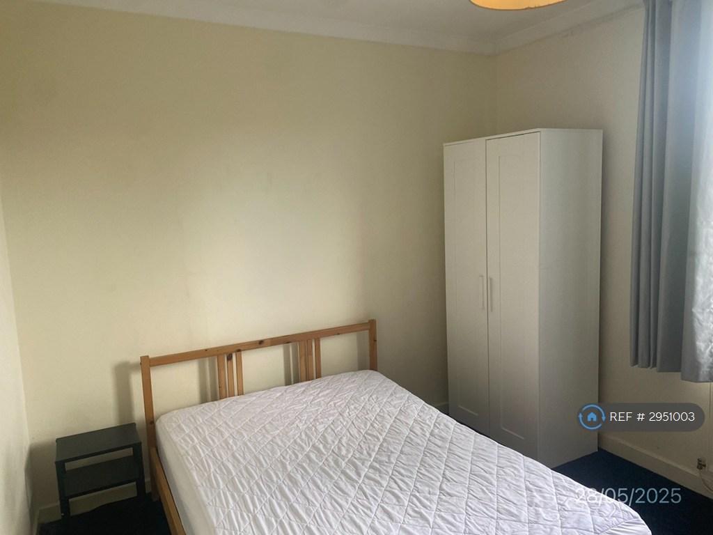 Stenhouse Avenue West, Edinburgh, EH11 - More
