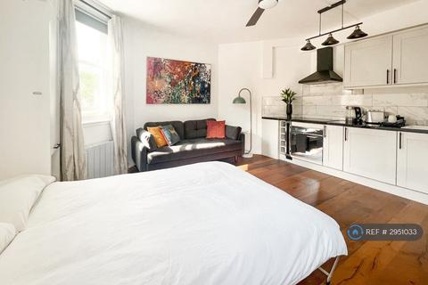Studio to rent, Gloucester Gardens, London, W2