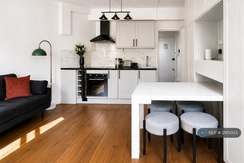 Studio to rent, Gloucester Gardens, London, W2