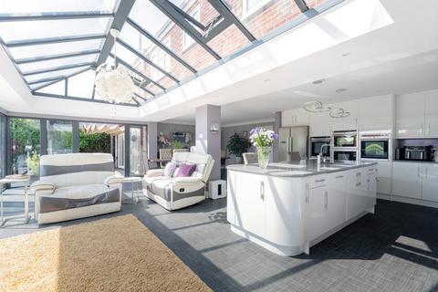 5 bedroom detached house for sale, Villarome, Caister-On-Sea
