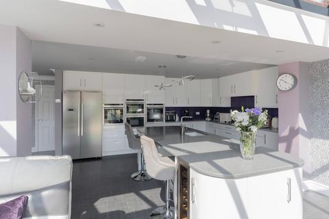 5 bedroom detached house for sale, Villarome, Caister-On-Sea