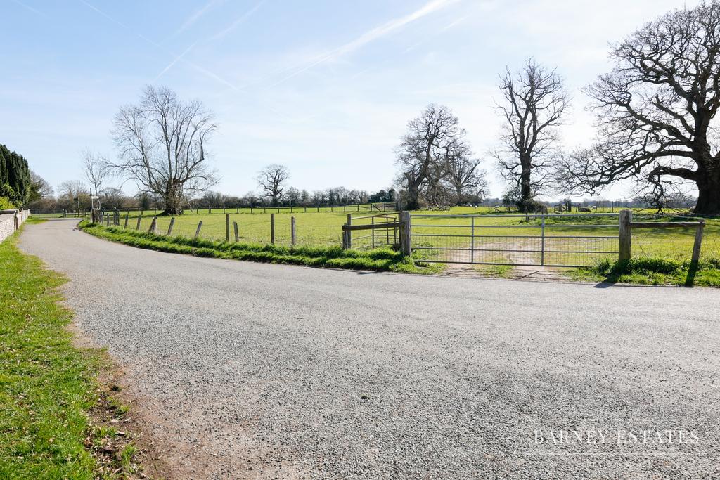 Church Road, Berkhamstead, HP4 - View 3