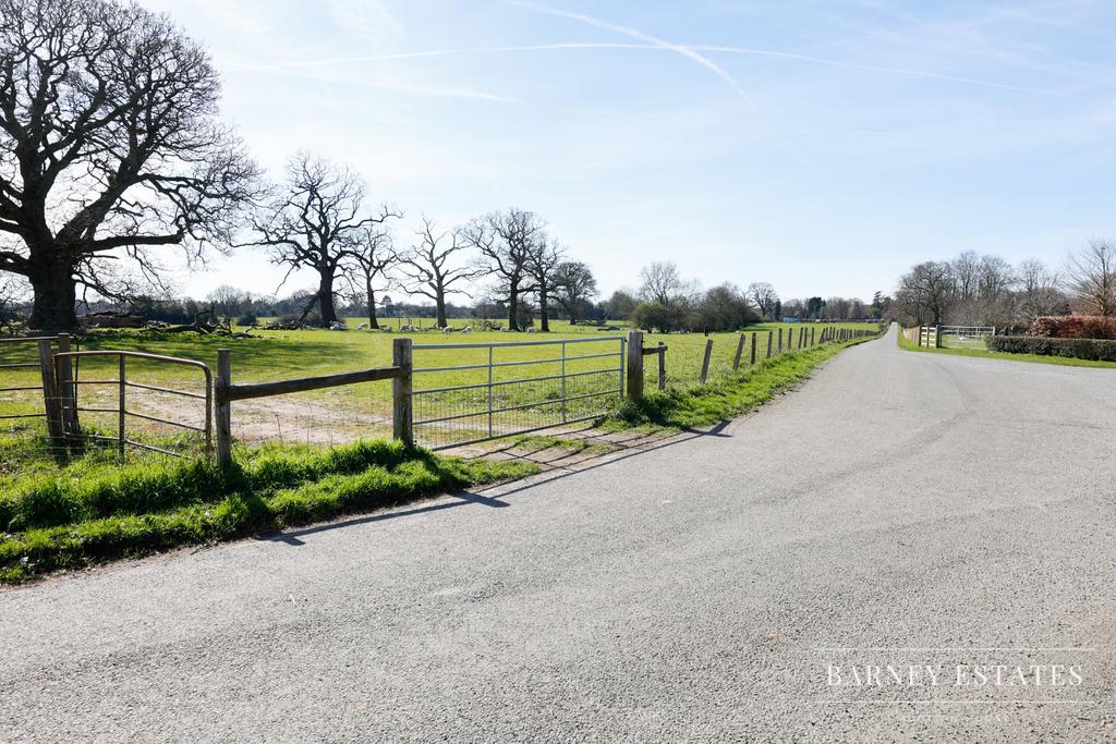 Church Road, Berkhamstead, HP4 - View 4
