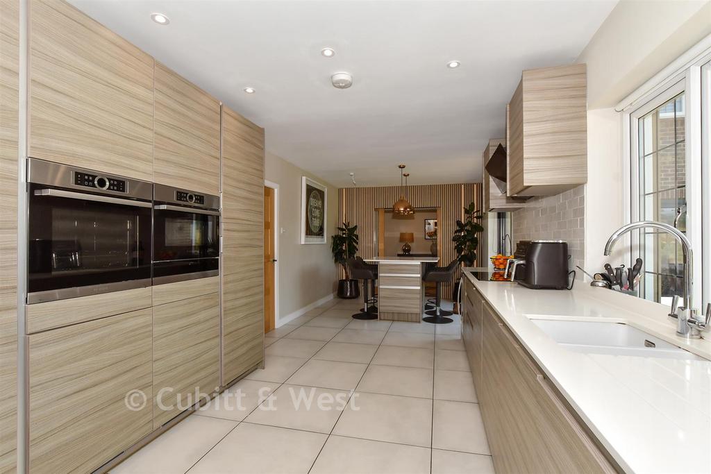 6 bedroom detached house for sale