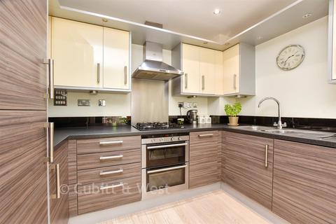 2 bedroom ground floor flat for sale, South Lawns, Reigate RH2