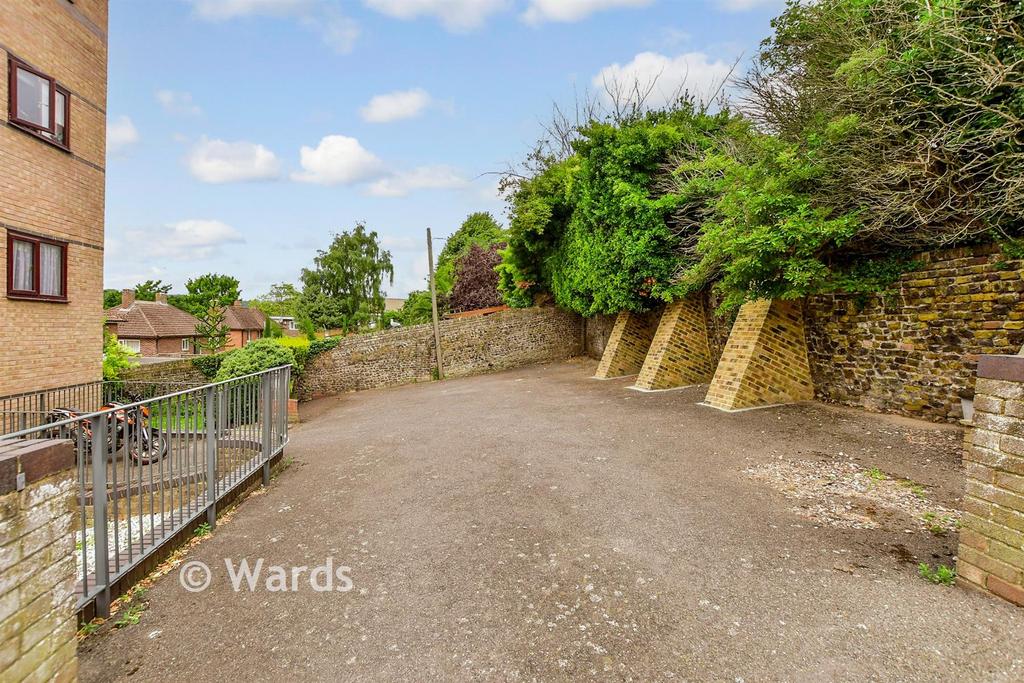 House in Dover, Tower Hamlets - View 6