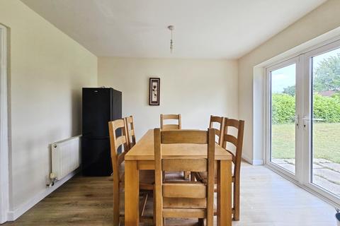 2 bedroom bungalow to rent, Larch Avenue, Macclesfield SK11