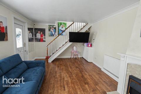 3 bedroom semi-detached house to rent, Wellington Drive, DAGENHAM