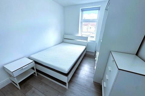 Studio to rent, St. Marys Road, Ilford IG1