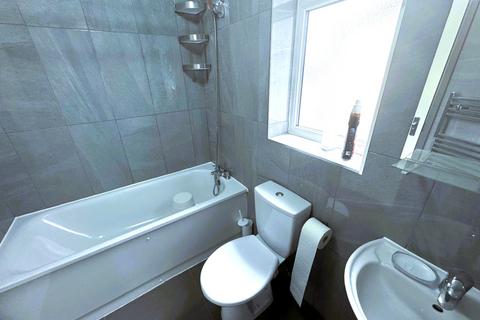 Studio to rent, St. Marys Road, Ilford IG1
