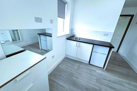 Studio to rent, St. Marys Road, Ilford IG1