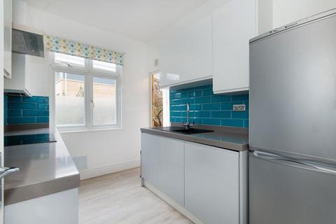 2 bedroom flat to rent, Balham High Road, Moira Court Balham High Road, SW17